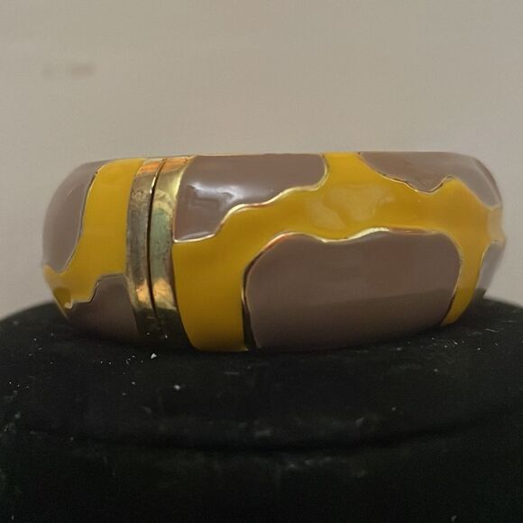 Vintage 3” x 1” signed “BR” (Bassett Jewelry)yellow/mauve hinged bangle bracelet - Picture 2 of 11